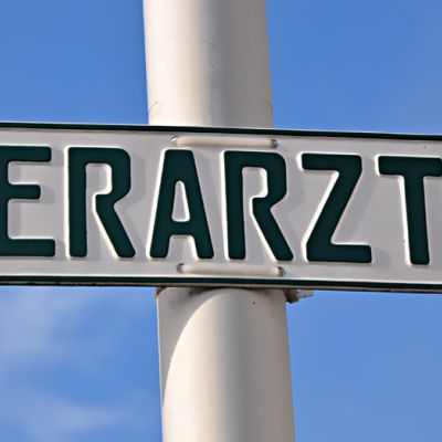 Straßenschild mit der Aufschrift Tierarzt